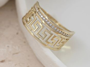 Elegancki pierścionek damski z żółtego złota próby 375, wysadzany cyrkoniami, z motywem greckim. Okazały, błyszczący pierścionek z kolekcji Ornament – idealny na prezent.6.jpg